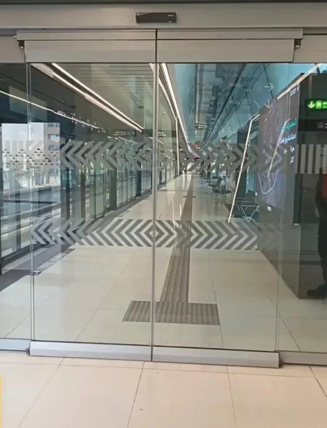 باب منزلق زجاجي: محطة مترو